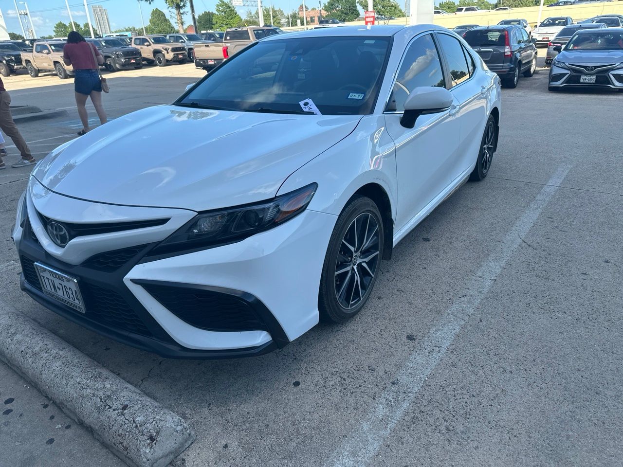 2024 Toyota Camry SE's photo