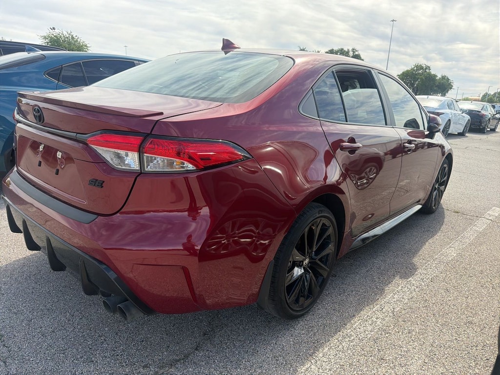 Used 2024 Toyota Corolla SE w/18-Inch Alloy w/Graphite-Colored Finish Sedan