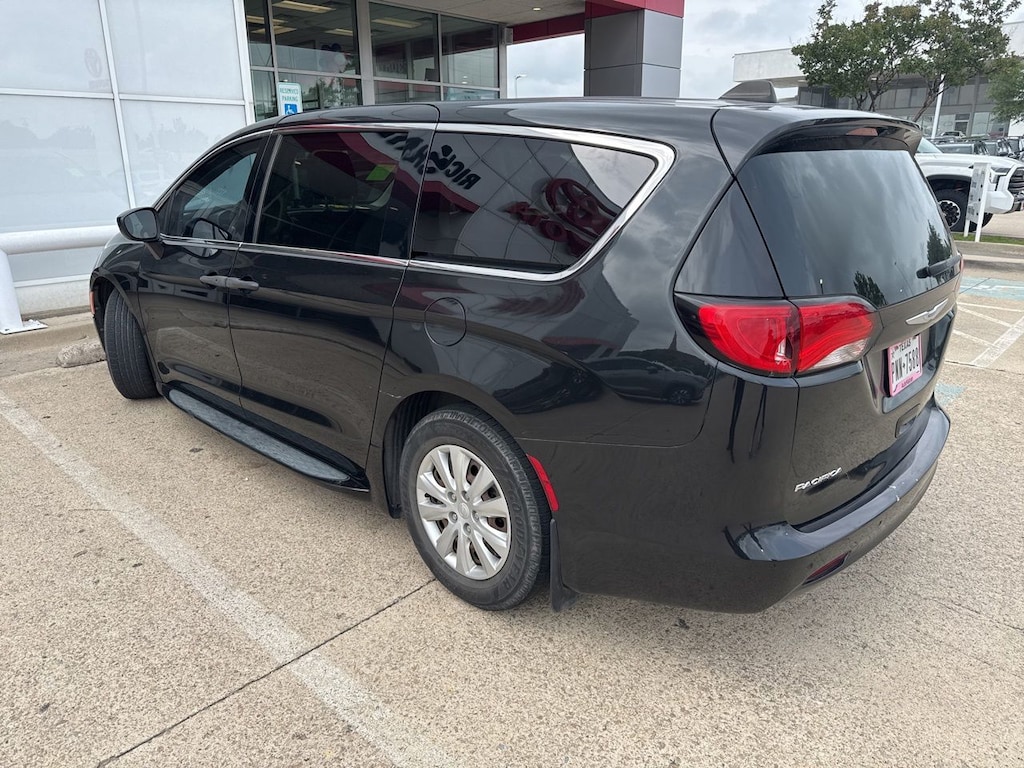 Used 2018 Chrysler Pacifica L w/Air Conditioning w/3-Zone Temperature Control Van