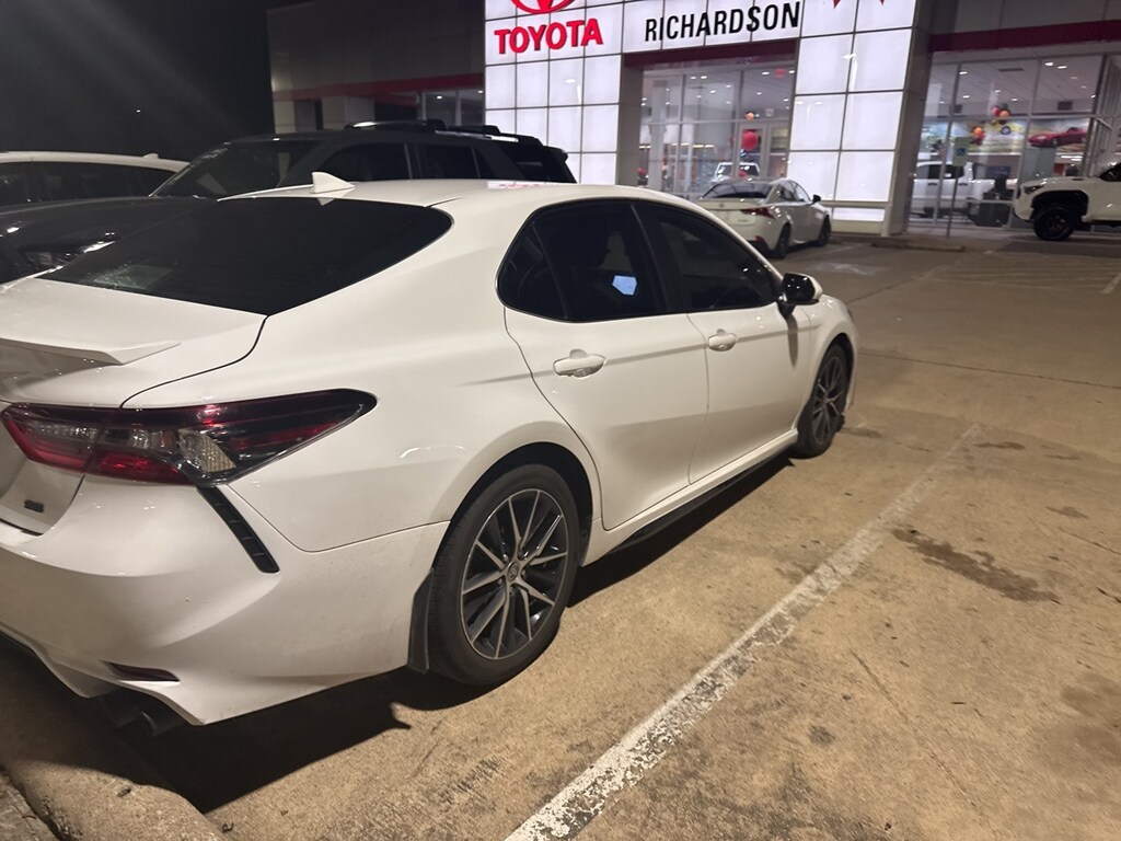 Used 2023 Toyota Camry SE w/18-Inch Alloy Wheels/Apple Carplay Sedan