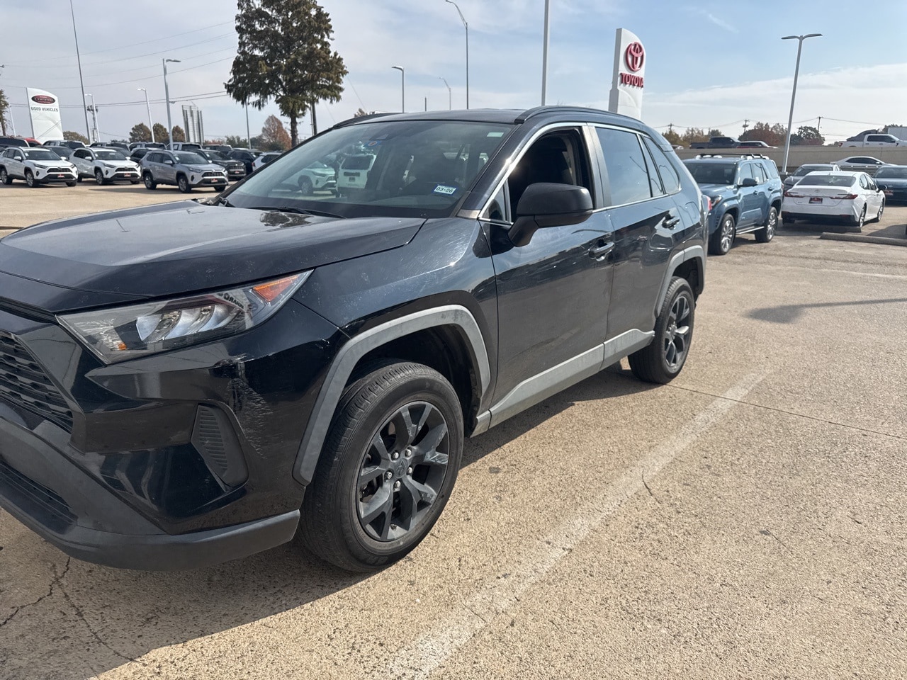 2021 Toyota RAV4 LE's photo