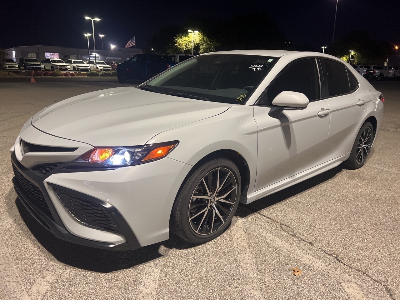 2023 Toyota Camry SE's photo