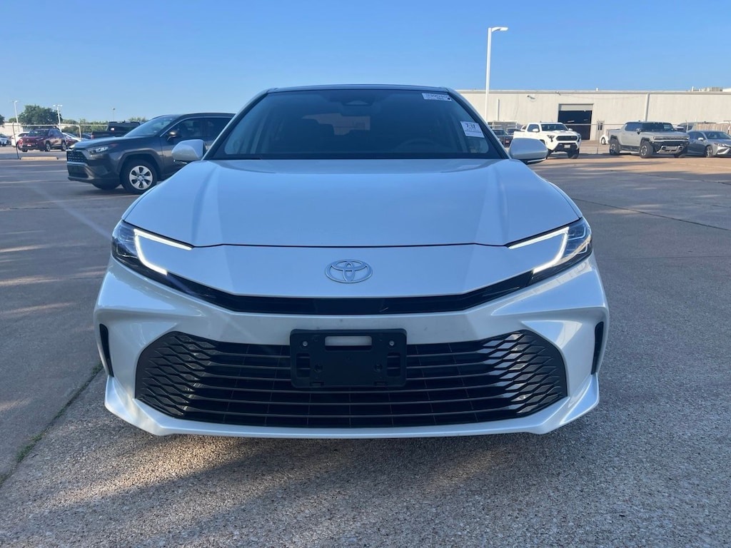 Used 2025 Toyota Camry XLE w/Panoramic Glass Roof Sedan