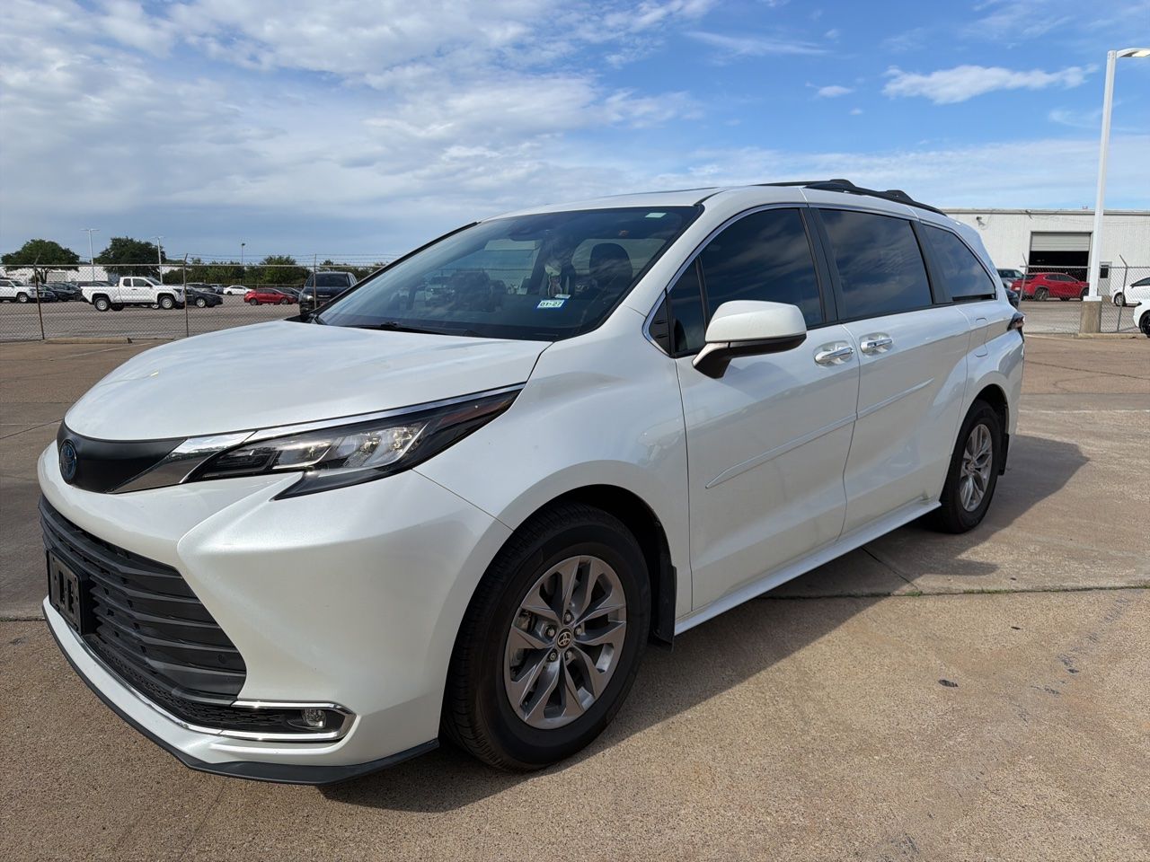 2022 Toyota Sienna XLE 7-Passenger Hybrid FWD's photo
