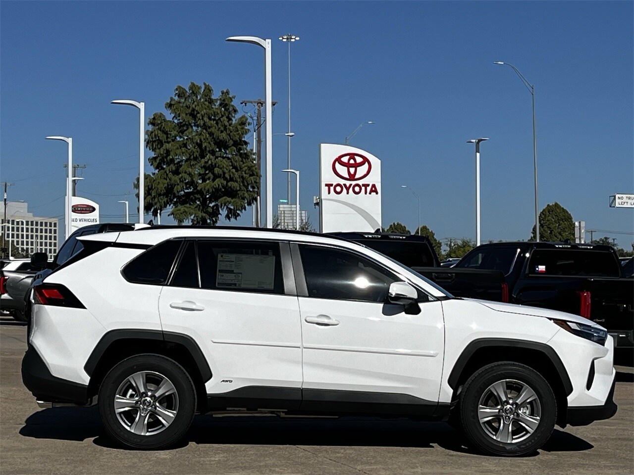 2025 Toyota RAV4 Hybrid XLE photo 3