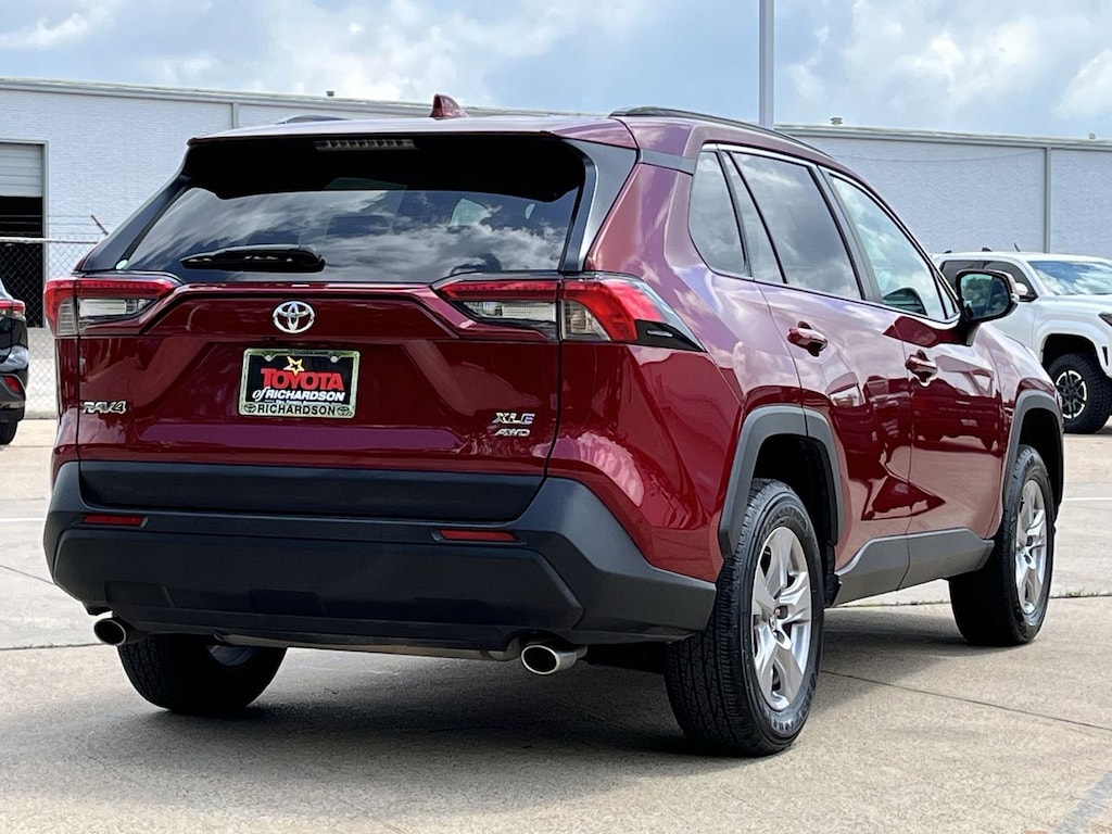 Used 2025 Toyota RAV4 XLE w/17-Inch 5-Spoke Silver Alloy SUV