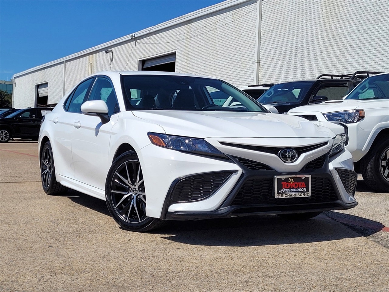 Used 2022 Toyota Camry SE with VIN 4T1G11AKXNU712769 for sale in Richardson, TX