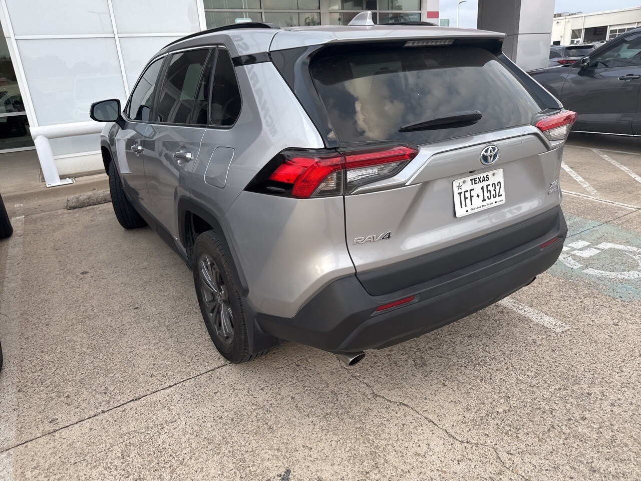 2023 Toyota RAV4 Hybrid XLE Premium photo 4