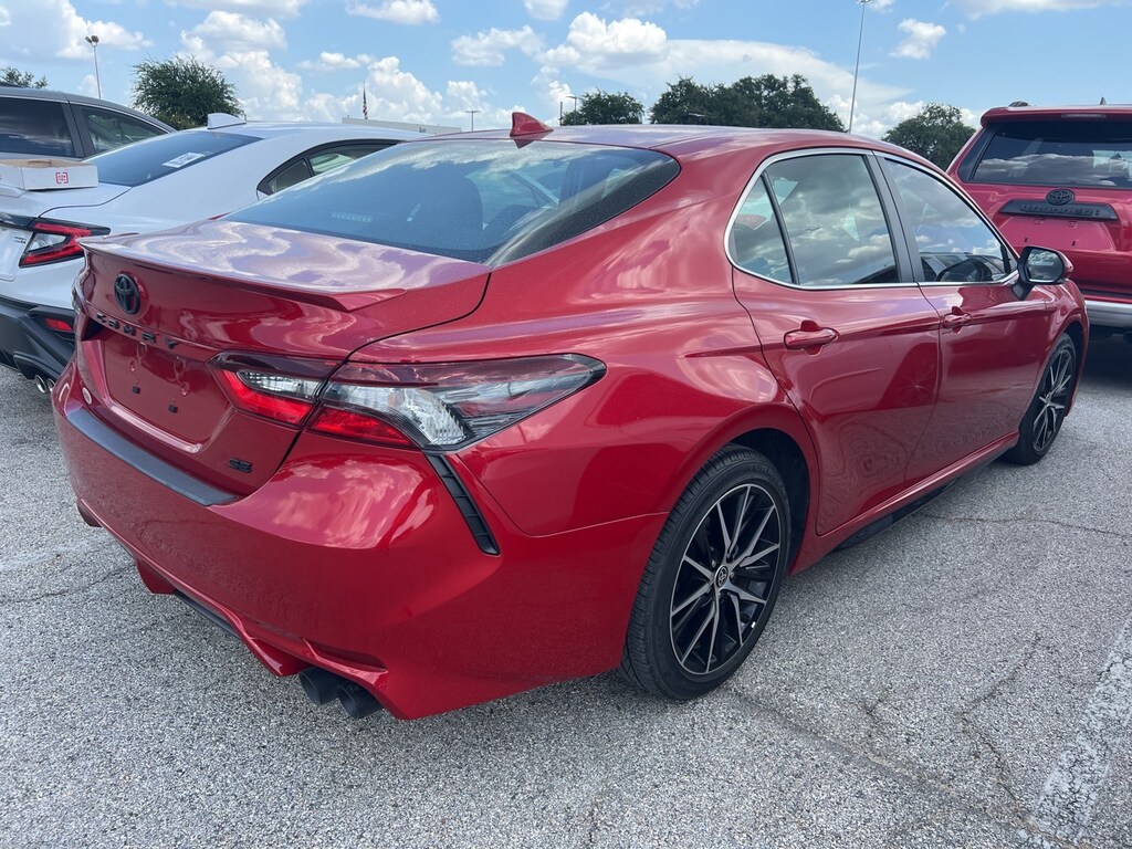 Used 2022 Toyota Camry SE w/18-in Black Machined-Finish Alloy Sedan
