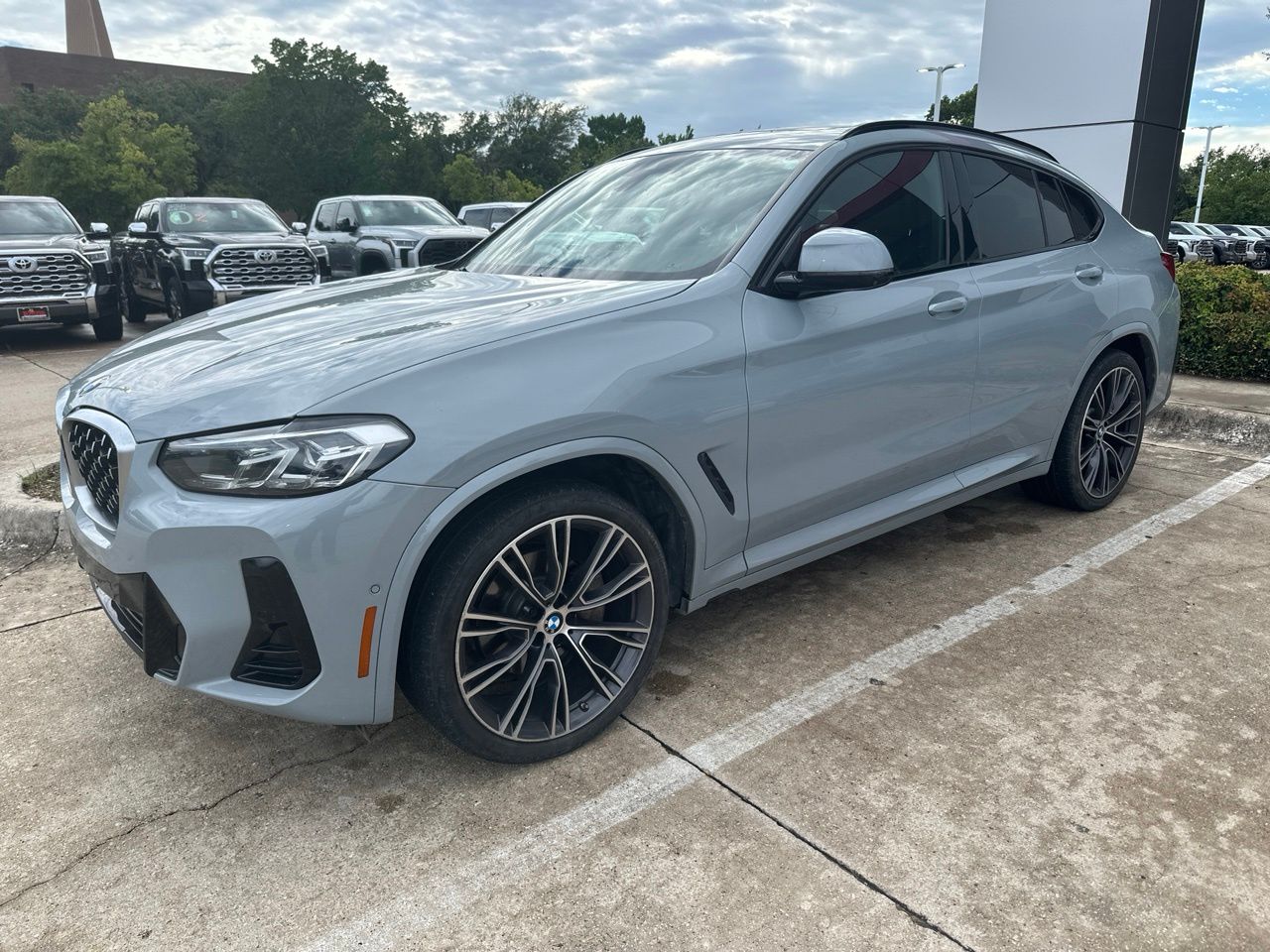 2022 BMW X4 xDrive30i's photo