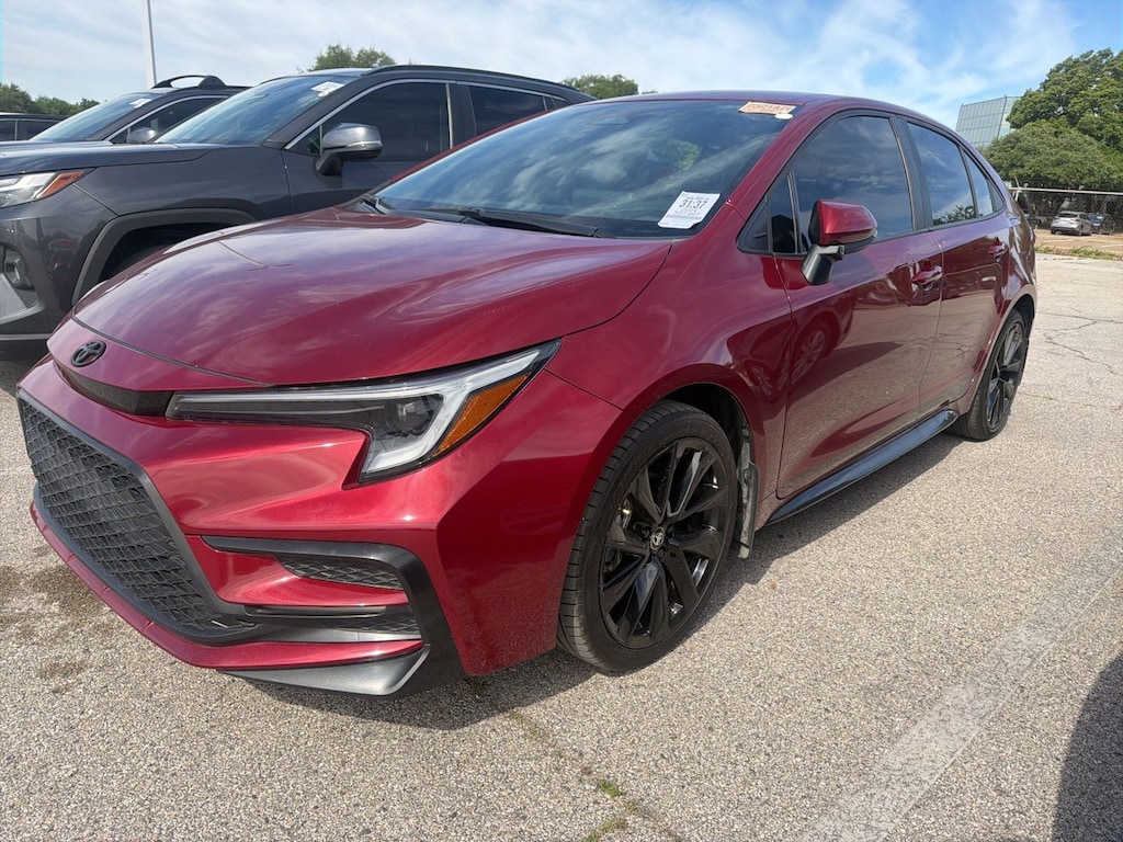 Used 2024 Toyota Corolla SE w/18-Inch Alloy w/Graphite-Colored Finish Sedan