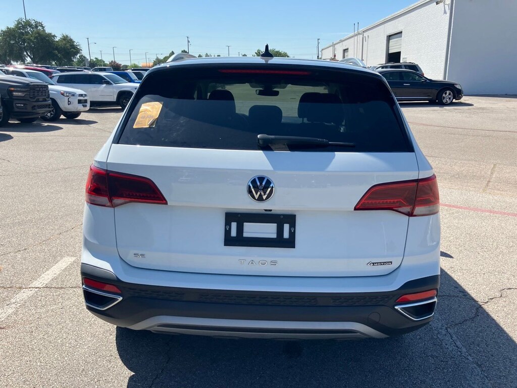 Used 2024 Volkswagen Taos 1.5T SE w/Two-Tone Exterior/Panoramic Sunroof SUV