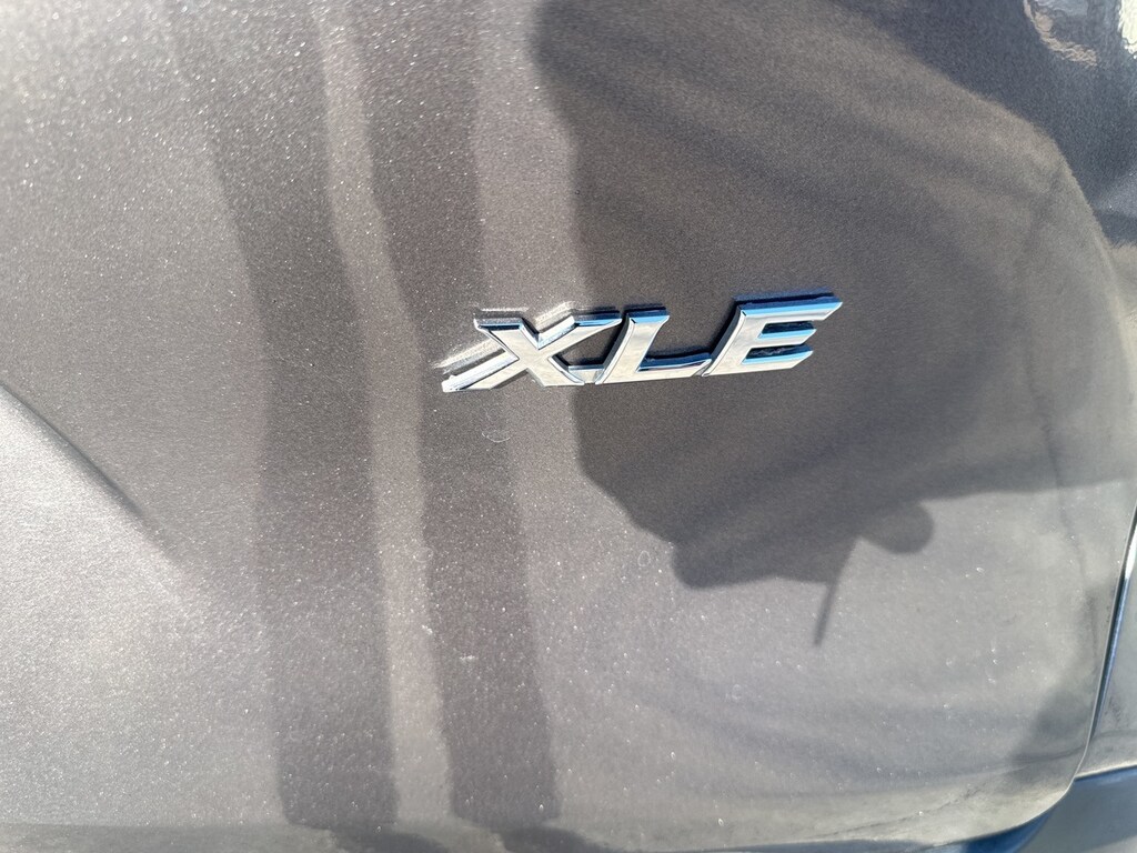 Used 2021 Toyota Sienna XLE w/Moonroof/Leather/Power Liftgate/17-in Alloy Van