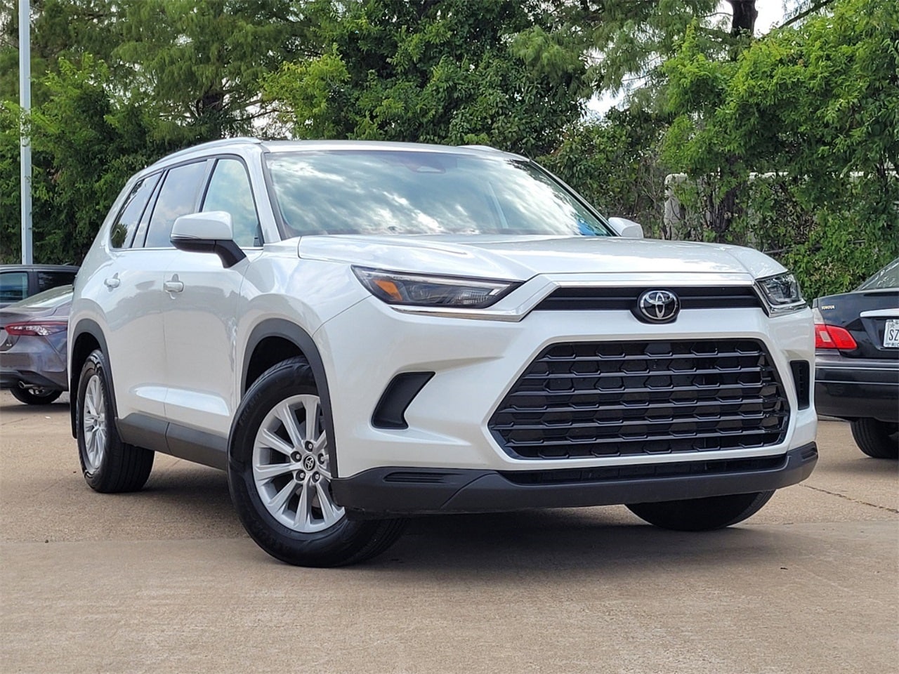 Used 2024 Toyota Grand Highlander XLE with VIN 5TDAAAA53RS008363 for sale in Richardson, TX