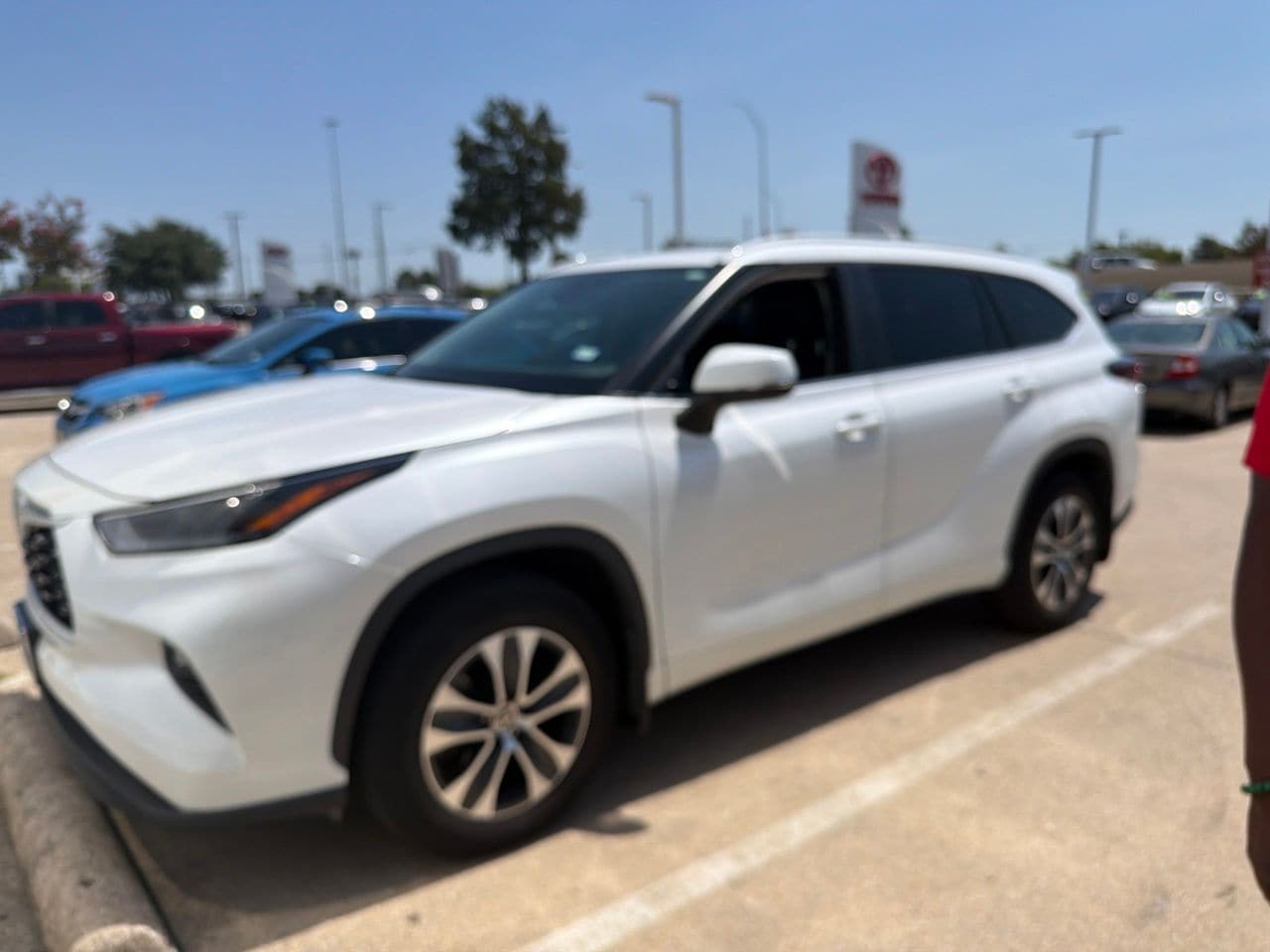 White (Wind Chill Pearl) 2024 Toyota Highlander SUV / Crossover Front-Wheel Drive 8-Speed Automatic