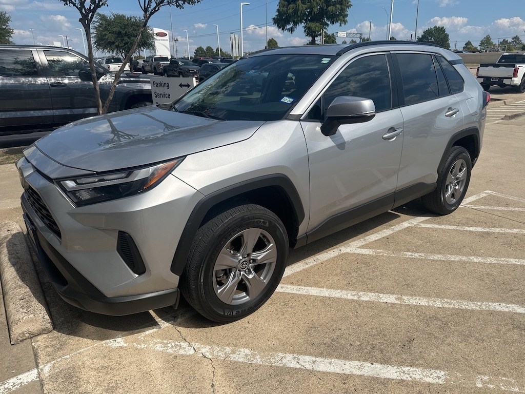 Used 2022 Toyota RAV4 XLE w/17-Inch 5-Spoke Silver Alloy Wheels SUV