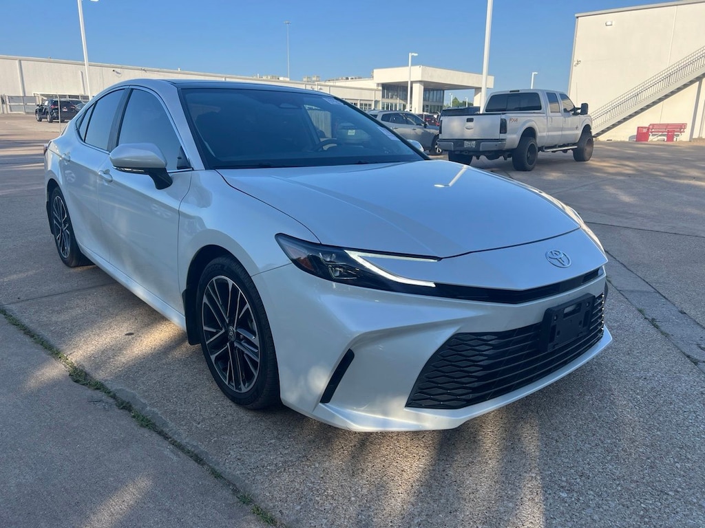 Used 2025 Toyota Camry XLE w/Panoramic Glass Roof Sedan