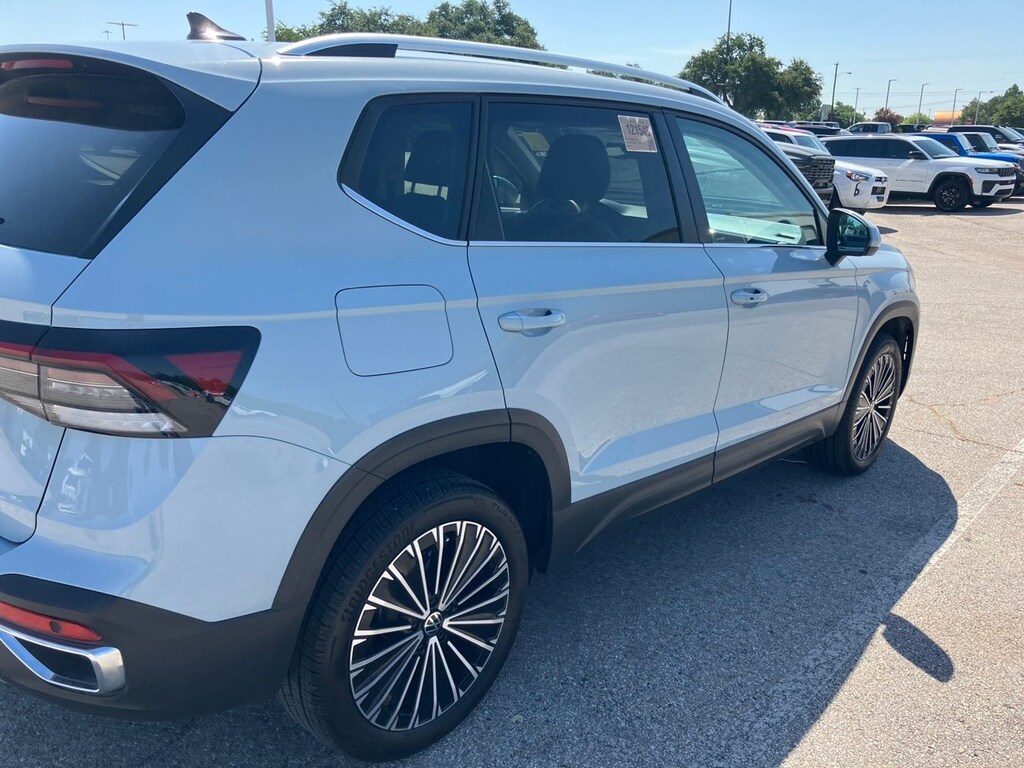 Used 2025 Volkswagen Taos 1.5T SE w/18-in 2-Tone Machined Alloy SUV