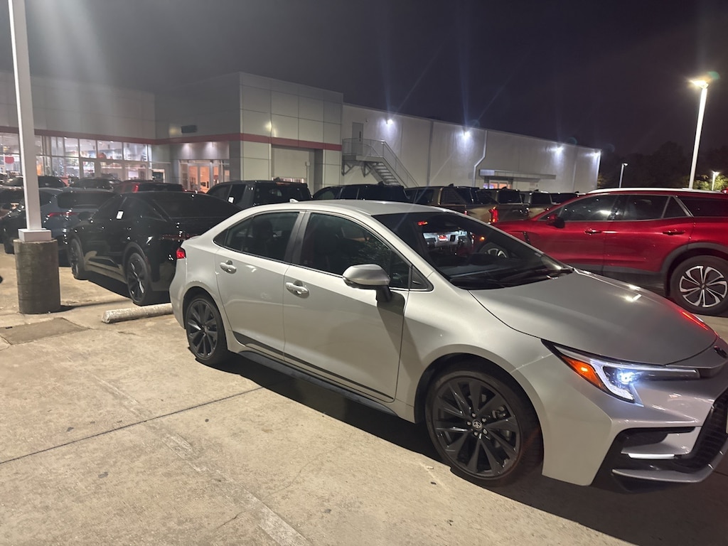 Used 2023 Toyota Corolla SE w/18-Inch Alloy w/Graphite Finish Sedan