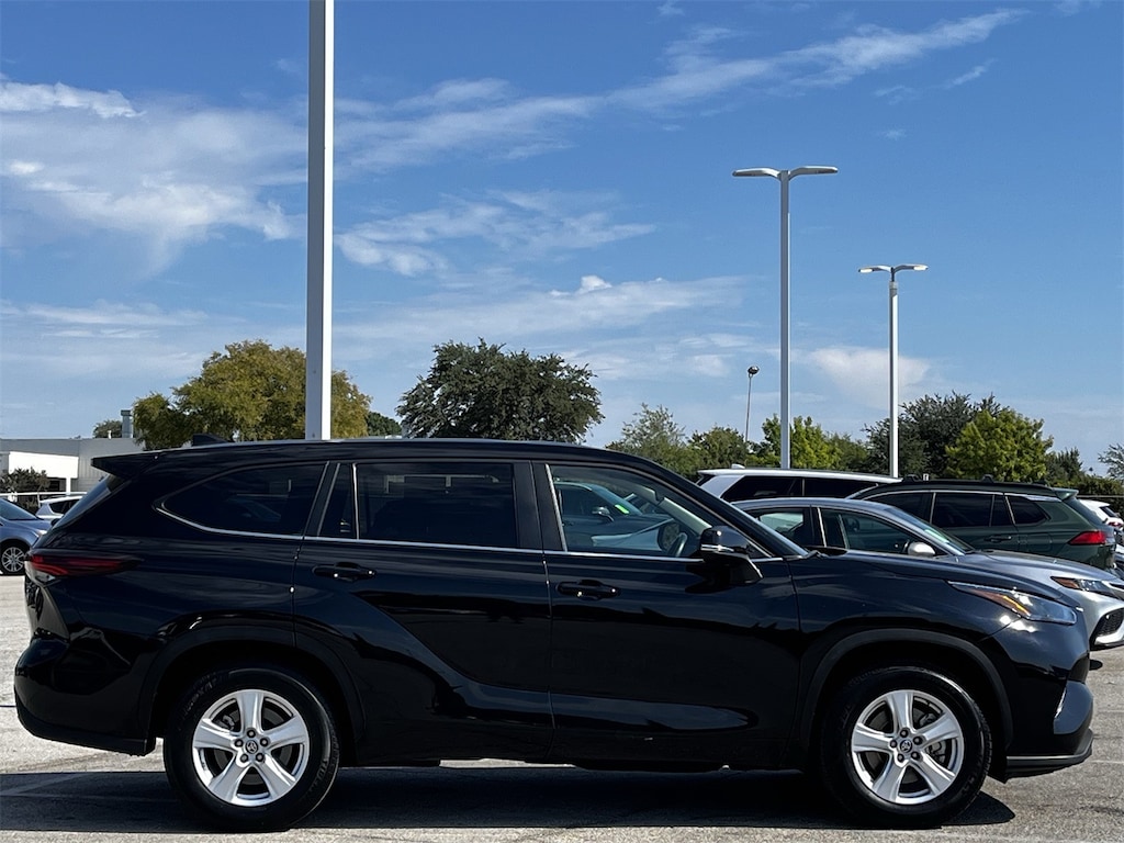 Used 2024 Toyota Highlander LE w/18-in Painted Alloy Wheels SUV