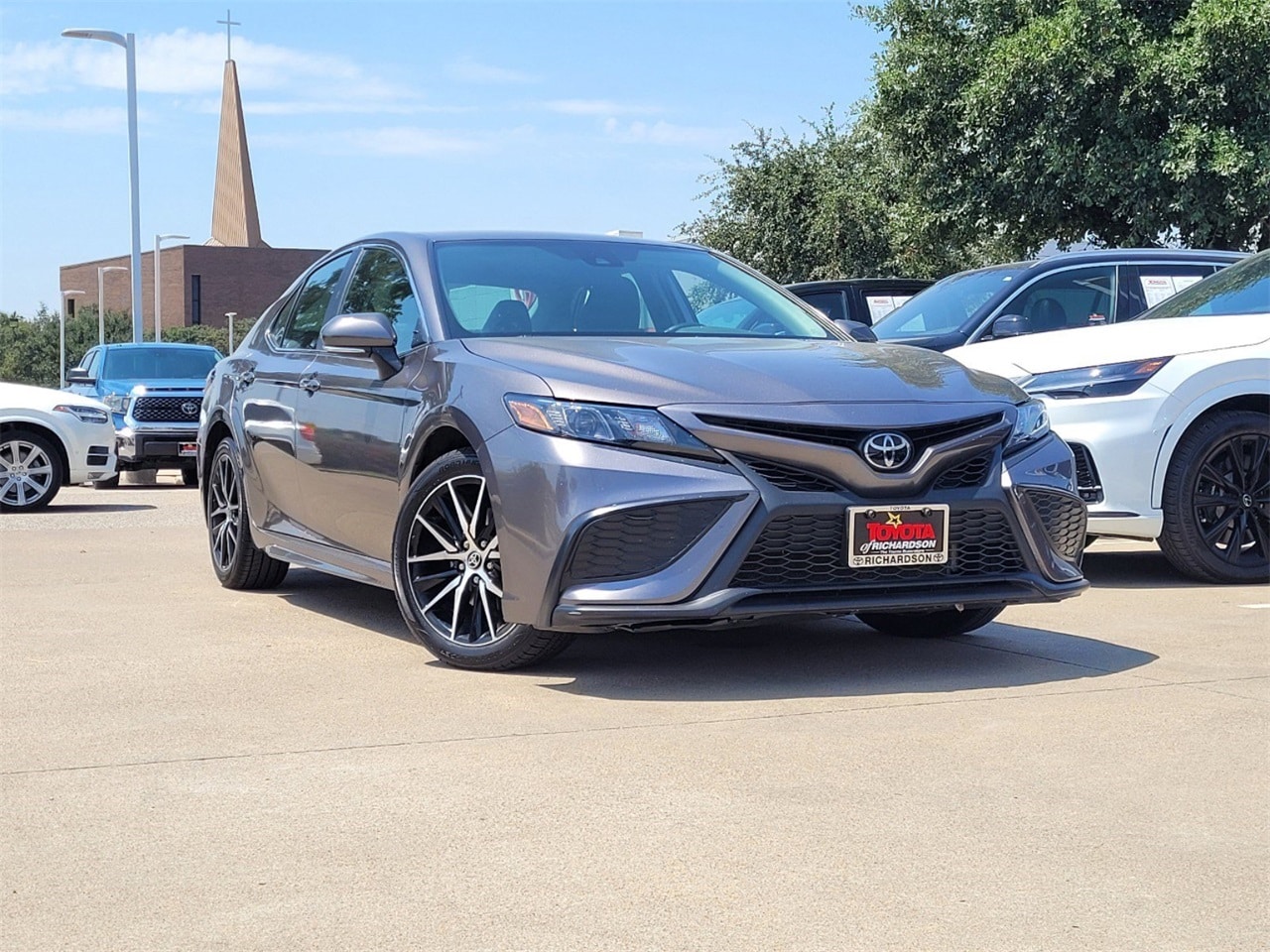 Used 2022 Toyota Camry SE with VIN 4T1G11AK0NU717513 for sale in Richardson, TX