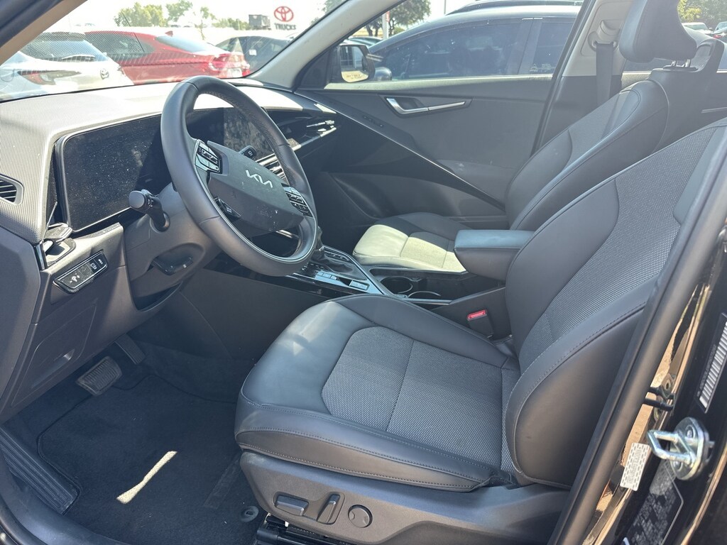 Used 2023 Kia Niro EX w/Cloth and Vegan Leather-Trimmed Seats SUV