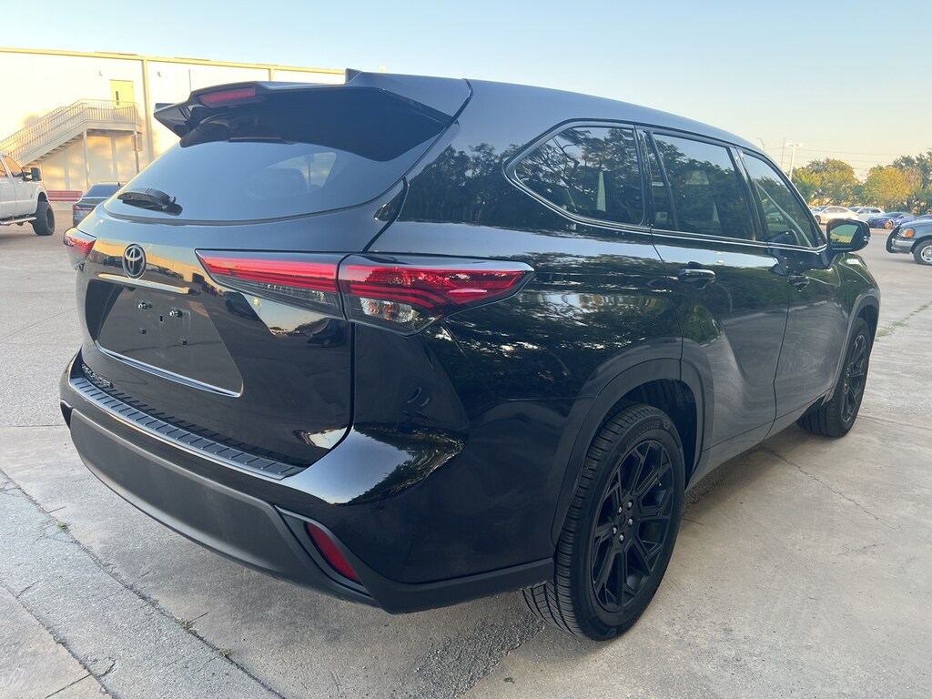 Used 2022 Toyota Highlander L w/20-in Black Forged Alloy Wheels SUV