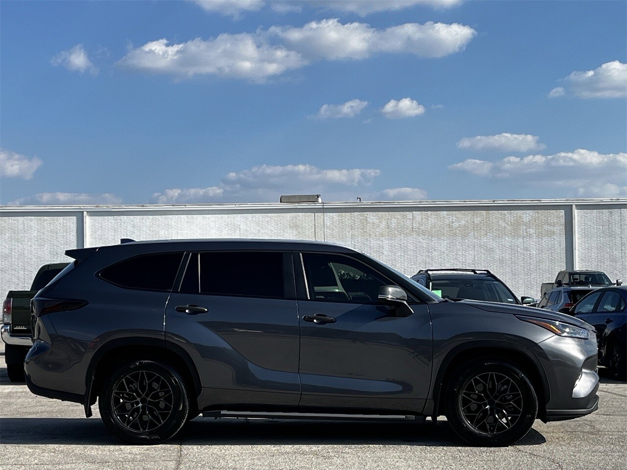 2023 Toyota Highlander XLE photo 2