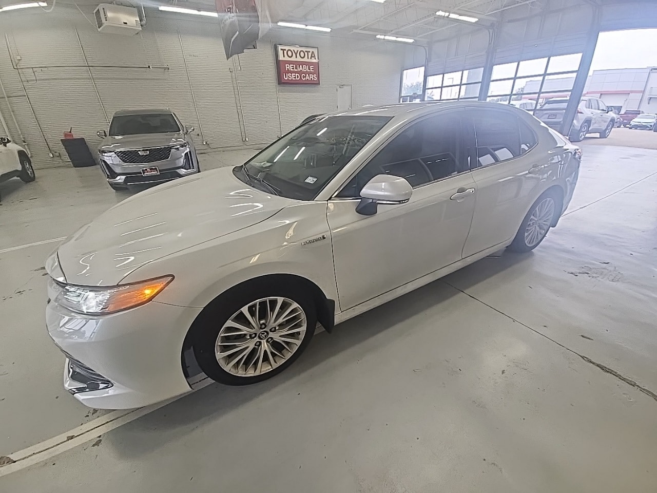 2019 Toyota Camry XLE Hybrid's photo