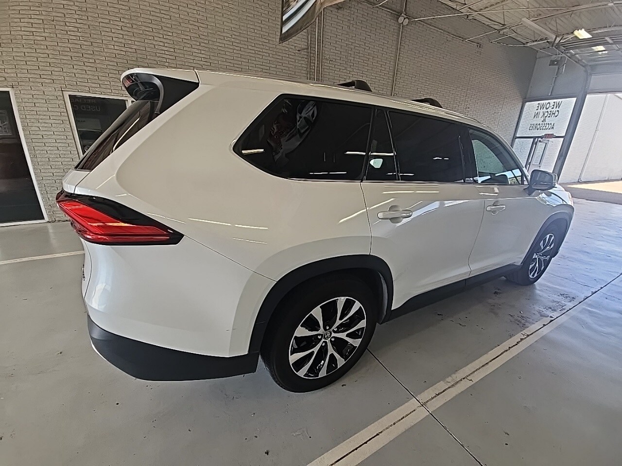 2024 Toyota Highlander Hybrid Limited photo 4
