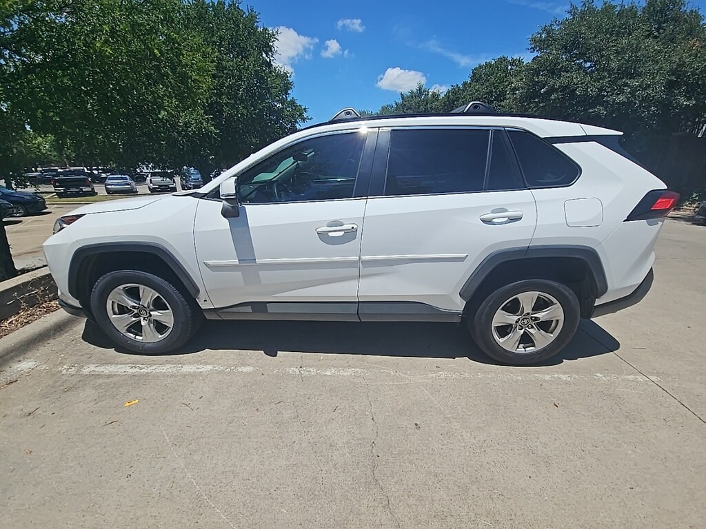 Used 2021 Toyota RAV4 XLE w/Moonroof/17-in. 5-Spoke Silver Alloy SUV