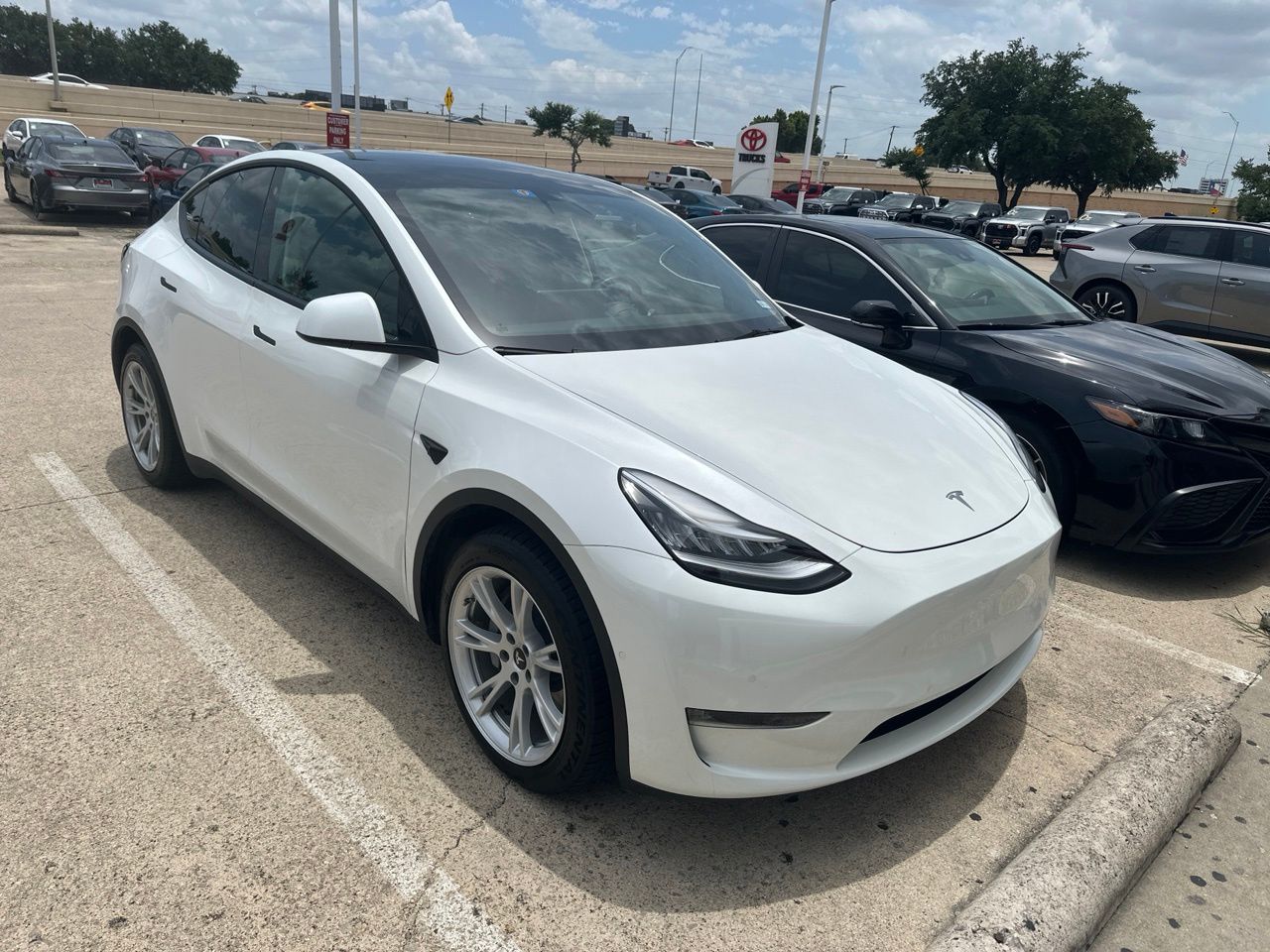 Used 2021 Tesla Model Y Long Range with VIN 5YJYGDEEXMF208226 for sale in Richardson, TX