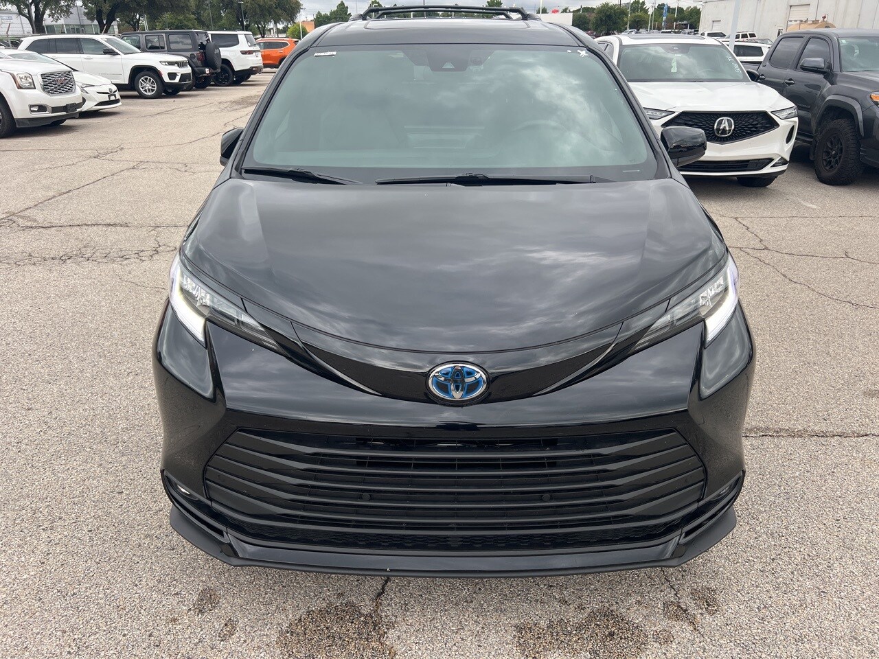 2025 Toyota Sienna Woodland Edition photo 2