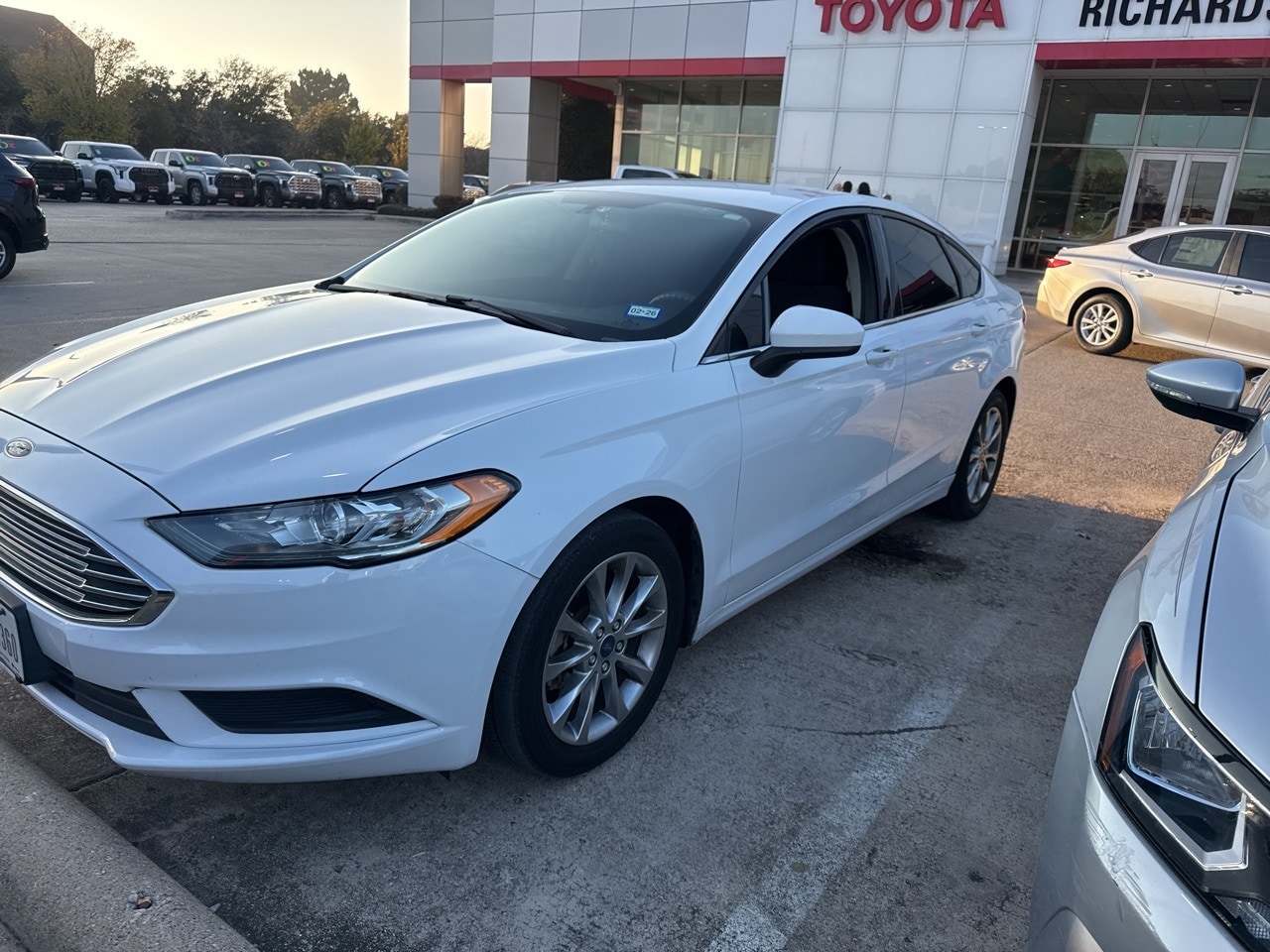 2017 Ford Fusion SE's photo