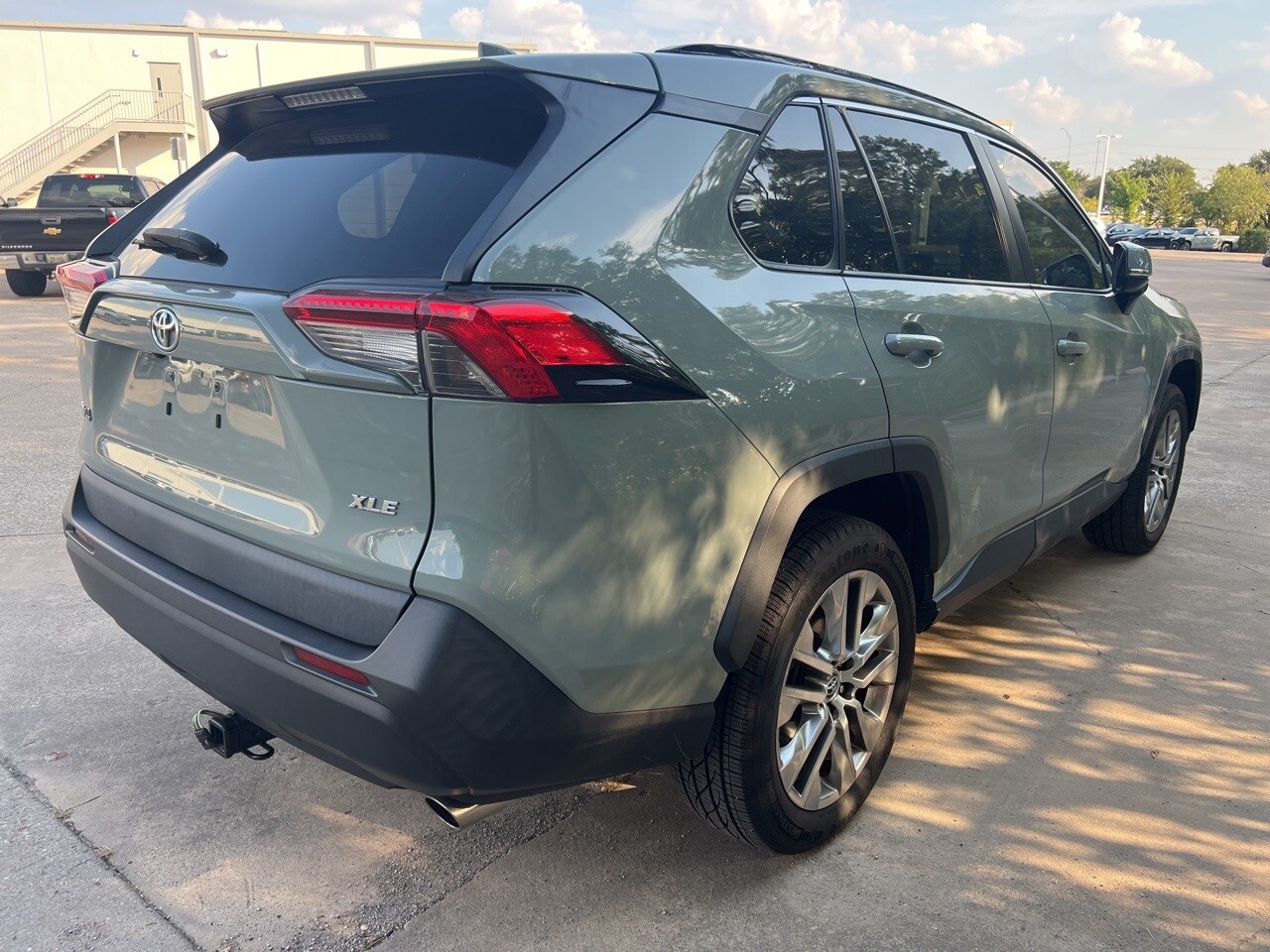 2020 Toyota RAV4 XLE Premium photo 3