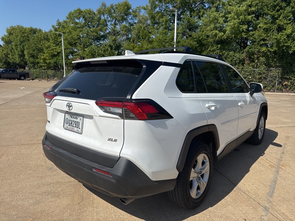 Used 2020 Toyota RAV4 XLE w/17-in 5-Spoke Silver Alloy/Sunroof SUV