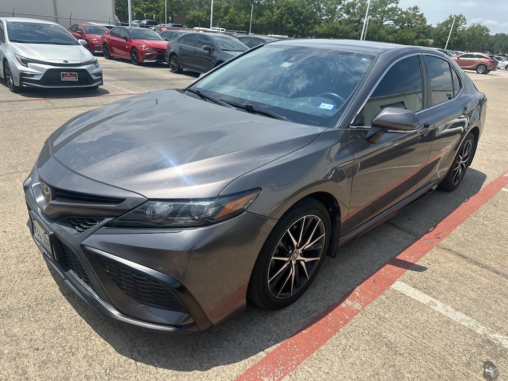 Used 2022 Toyota Camry SE w/18-in. Black Machined-Finish Alloy Sedan