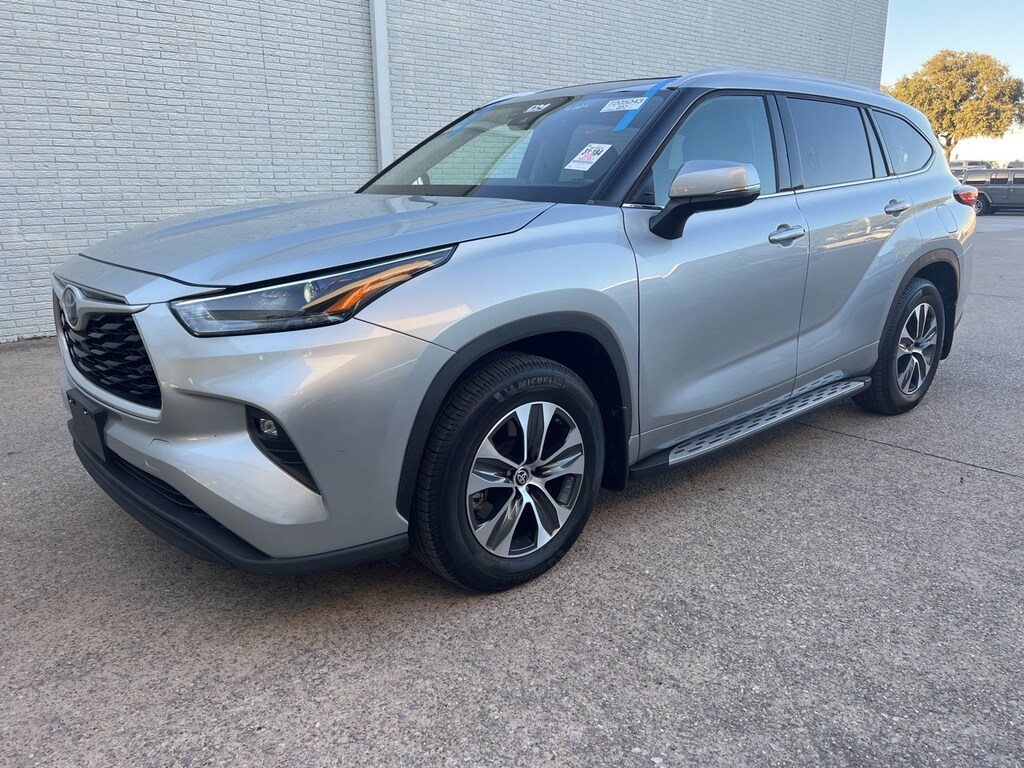 Used 2022 Toyota Highlander XLE w/Moonroof/Leather/18-in Alloy SUV