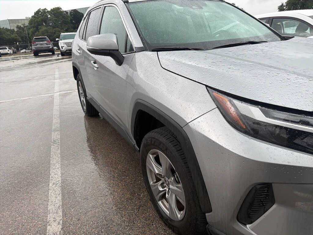 Used 2024 Toyota RAV4 XLE w/17-Inch 5-Spoke Silver Alloy Wheels SUV