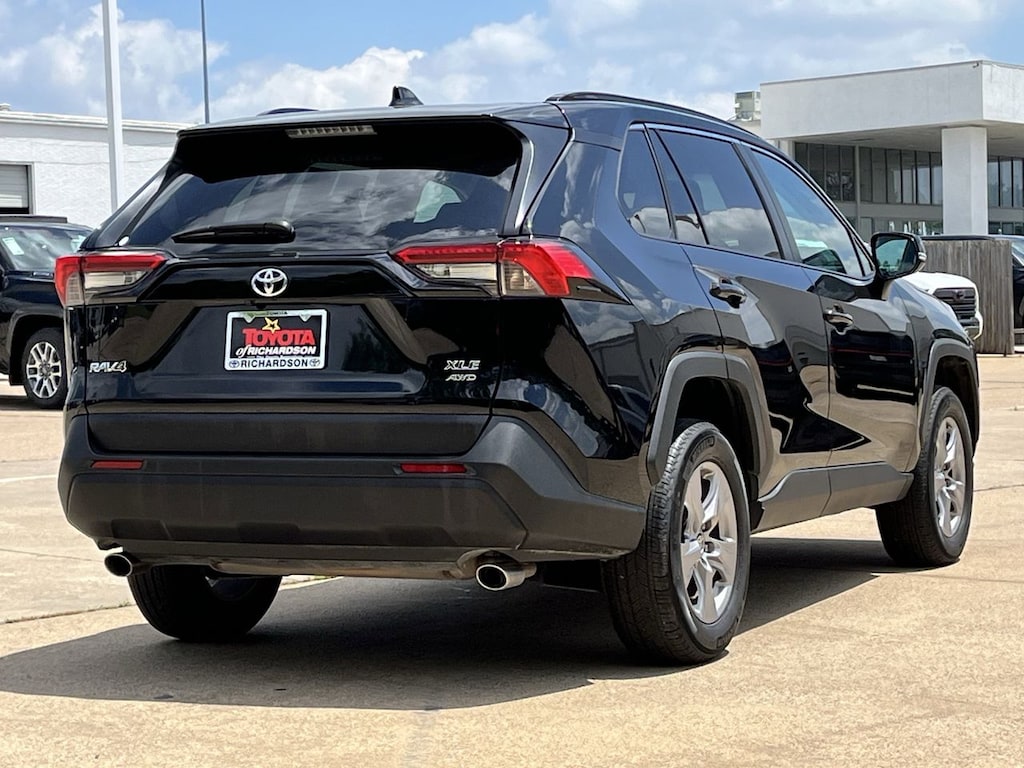 Used 2025 Toyota RAV4 XLE w/17-Inch 5-Spoke Silver Alloy SUV