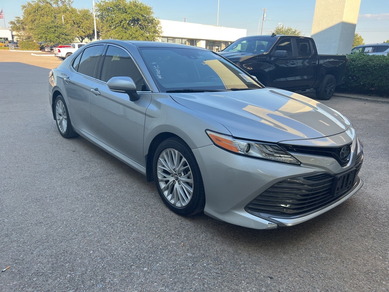 2019 Toyota Camry XLE photo 3