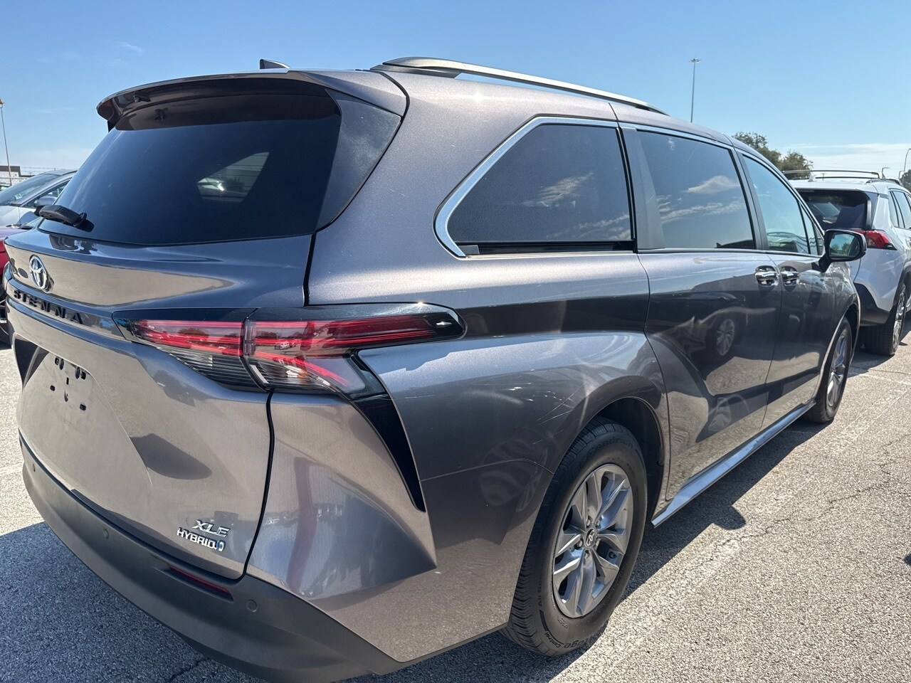 2022 Toyota Sienna XLE photo 4