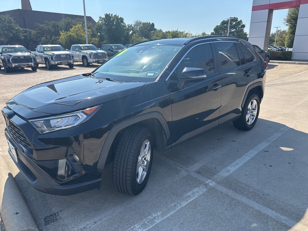 Used 2021 Toyota RAV4 XLE w/17-Inch 5-Spoke Silver Alloy Wheels SUV