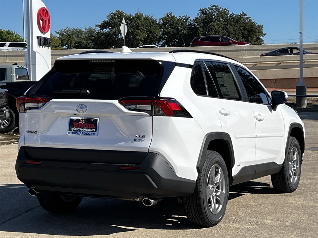 2025 Toyota RAV4 Hybrid XLE photo 4