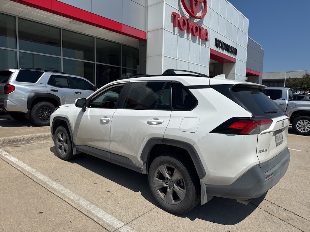 Used 2023 Toyota RAV4 XLE w/Sunroof/17-in 6-Spoke Silver Alloy SUV