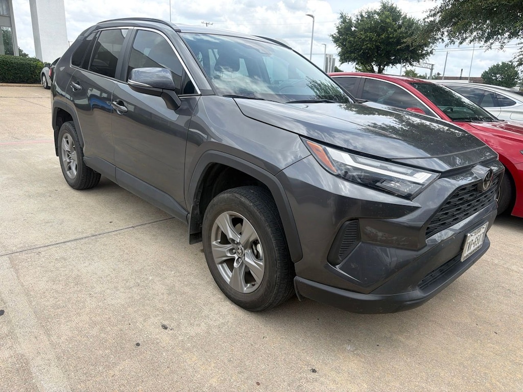 Used 2023 Toyota RAV4 XLE w/17-Inch 5-Spoke Silver Alloy Wheels SUV