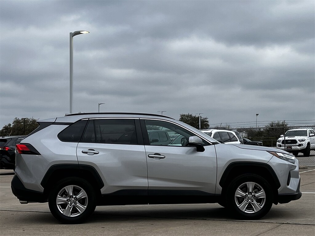 Used 2024 Toyota RAV4 XLE w/Smart-Key/17-Inch 5-Spoke Silver Alloy SUV