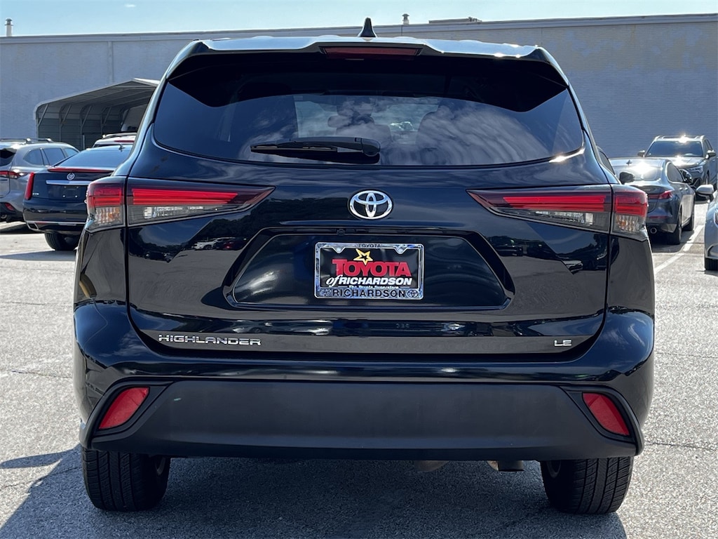 Used 2024 Toyota Highlander LE w/18-in Painted Alloy Wheels SUV