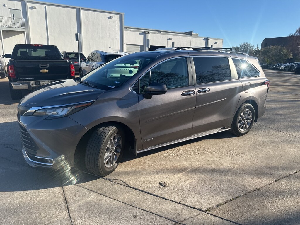 Used 2021 Toyota Sienna XLE w/Moonroof/Leather/Power Liftgate/17-in Alloy Van