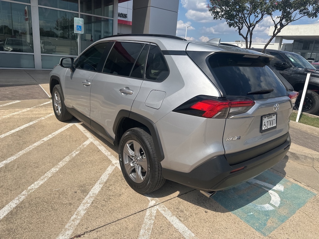 Used 2022 Toyota RAV4 XLE w/17-Inch 5-Spoke Silver Alloy Wheels SUV